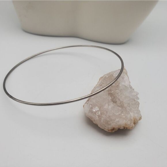 Slim silver toned bangle classic staple wardrobe piece - Picture 1 of 1
